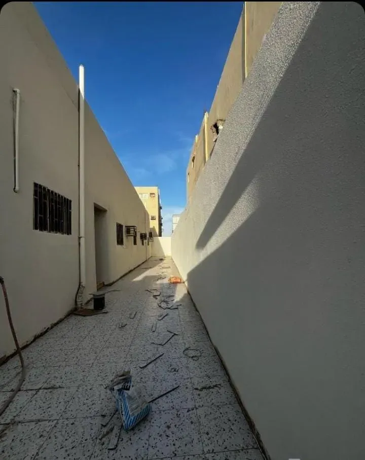ترميم واجهة متهالكة وتغطيتها برشة أمريكية